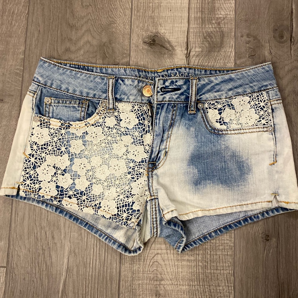 Cute AE jean shorts with white lace detailing, size 4